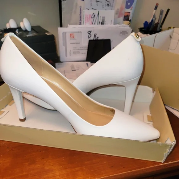 Michael Kors Classic White Heels 5" Heels. New In Box. - Picture 2 of 9